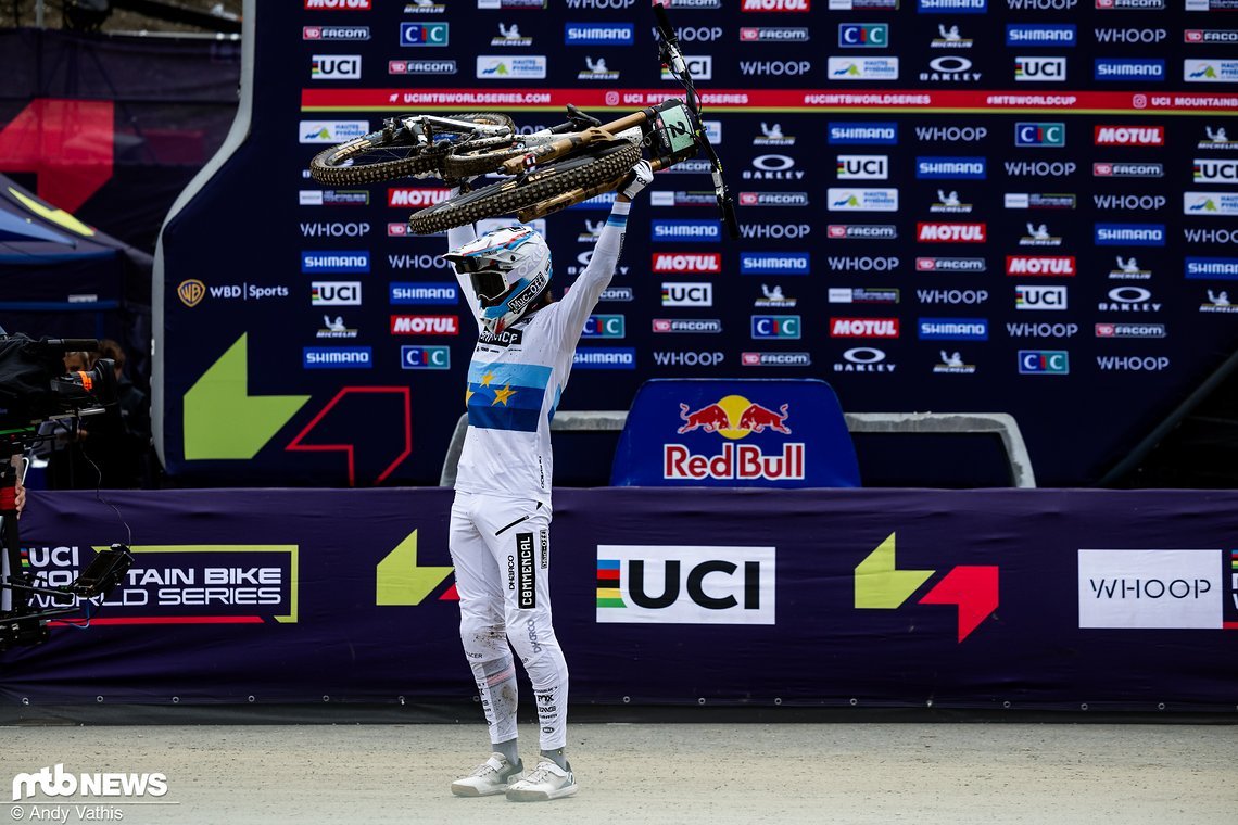 Das Commencal Supreme DH-Bike wird an diesem Sonntag nicht das letzte mal in die Lüfte gestreckt werden.