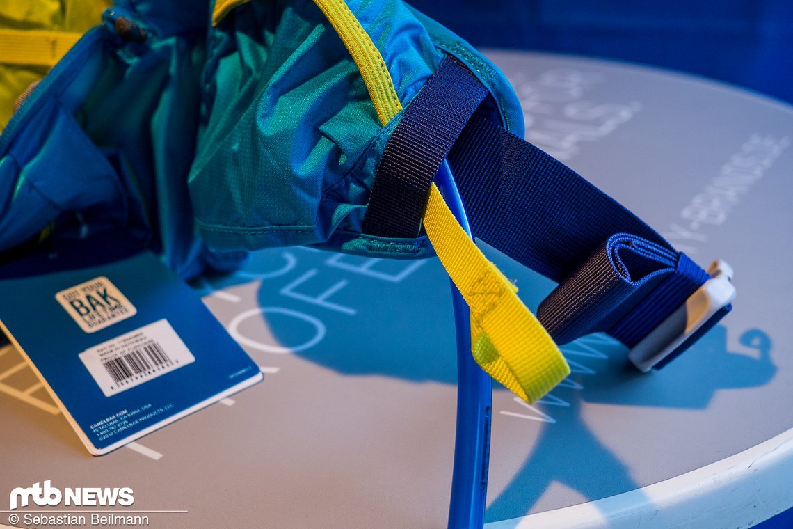 Mit den seitlichen  „Compression Straps“ ...