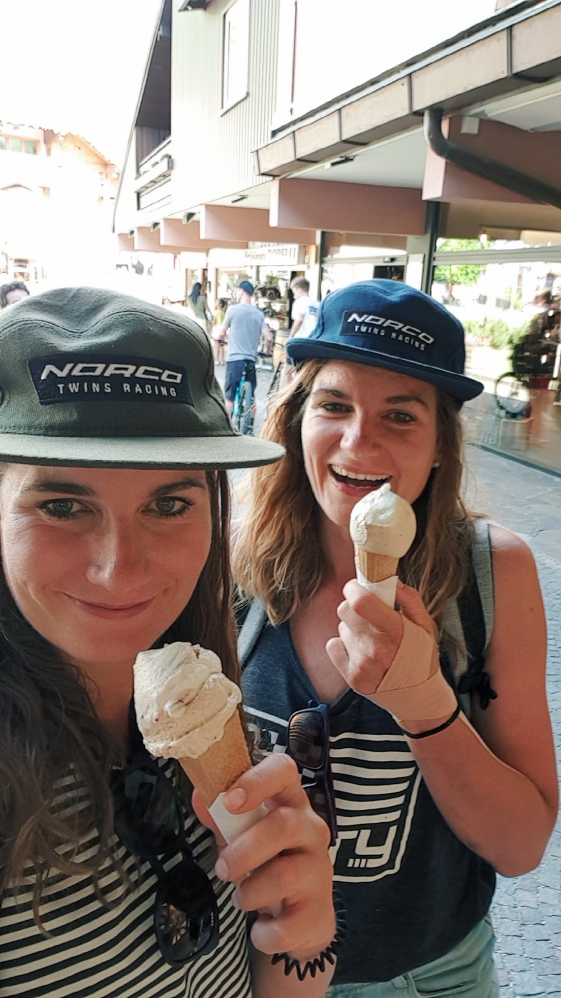 Die Hitzewelle in Europa ist brutal. Darum haben wir verschiedene Wege versucht, uns runterzukühlen. Gelato ist unsere liebste Variante