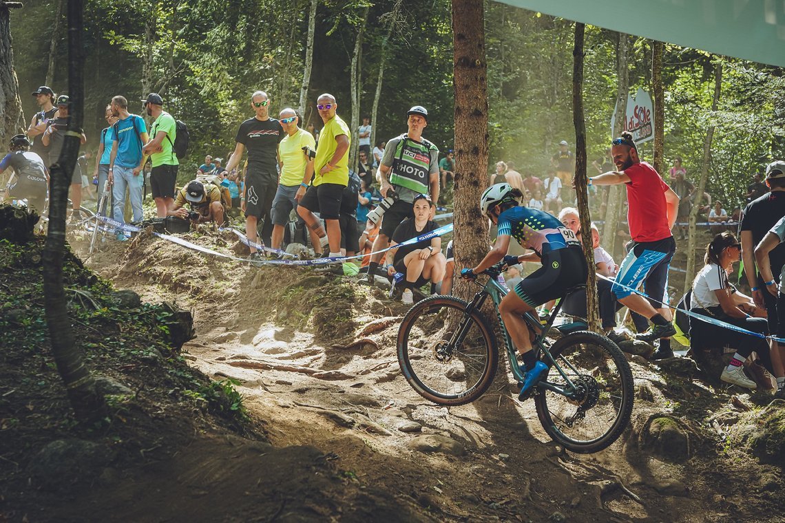 Einer der steilen und technischen Anstiege im Wald
