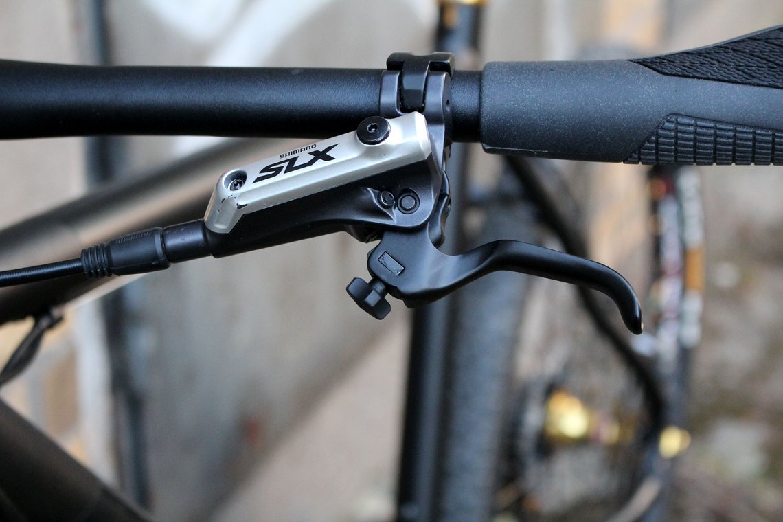 Die Shimano SLX Bremshebel liefern die entsprechende Bremskraft für die alte XT Bremszange an der Front