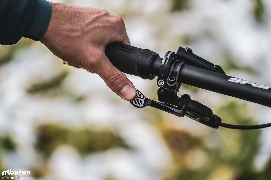 Der RockShox Reverb-Hebel unter dem Lenker ist schön ergonomisch