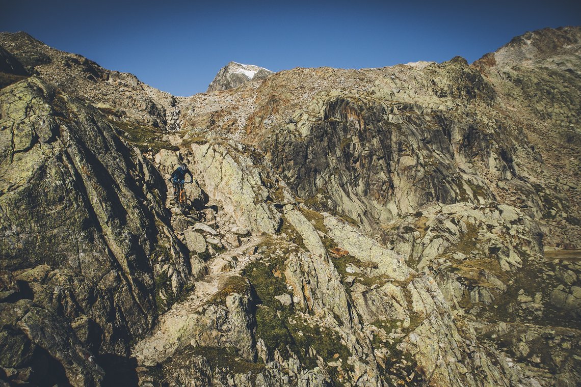 Der Trail ist mehrheitlich steingrau – ist aber technisch gesehen an einigen Stellen eher pechschwarz