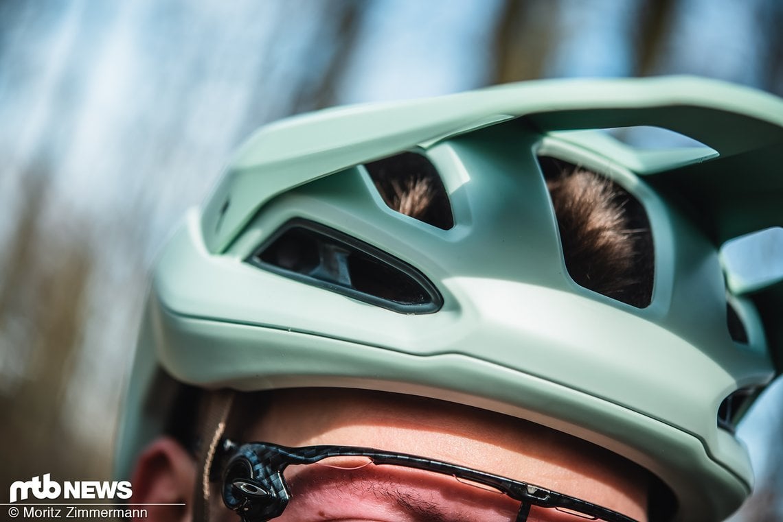 Die kleinen äußeren Belüftungsöffnungen unter dem Visier bieten Platz zum Verstauen der Brille.