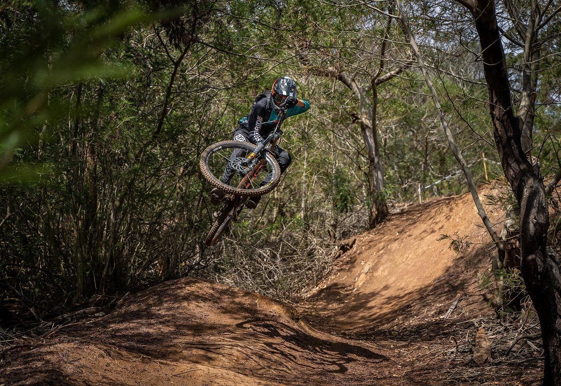 Natürlich kommt bei der Trans Madeira auch der Nachwuchs zum Zug. Auf dem Bild ist der 17-jährige Matias Camacho, der sowohl nationale Enduro- als auch Downhill-Rennen gewinnen konnte. Den ersten Stage-Sieg hat er auch schon in der Tasche.