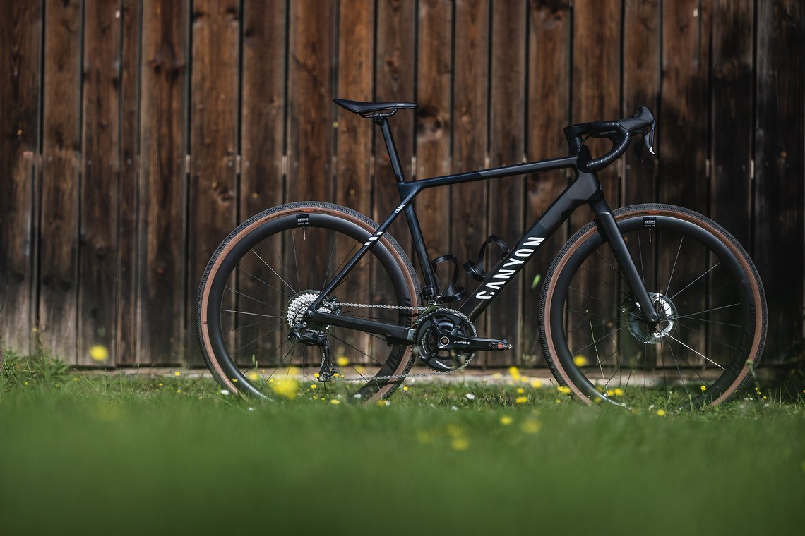 Das neue Canyon Grail CFR ist gemacht fürs schnelle Graveln und hat unseren Rennrad-News-Chefredakteur Jan besonders begeistert.