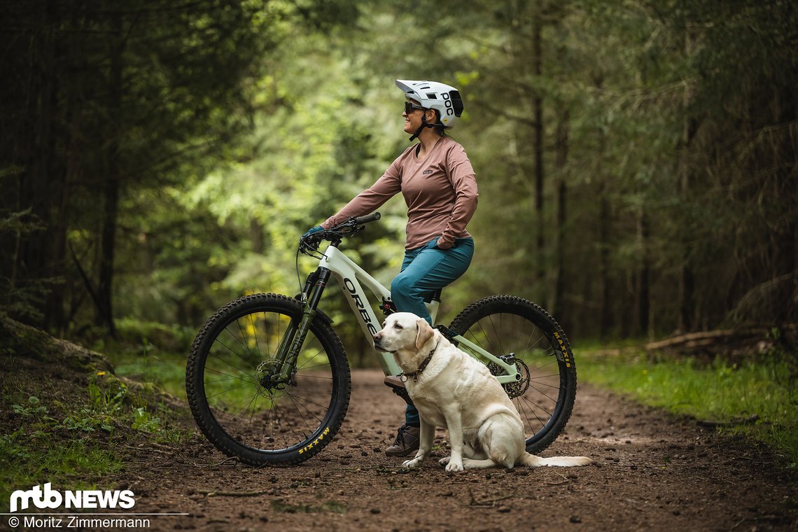 Hier ist Lena mit ihrem Hund zu sehen