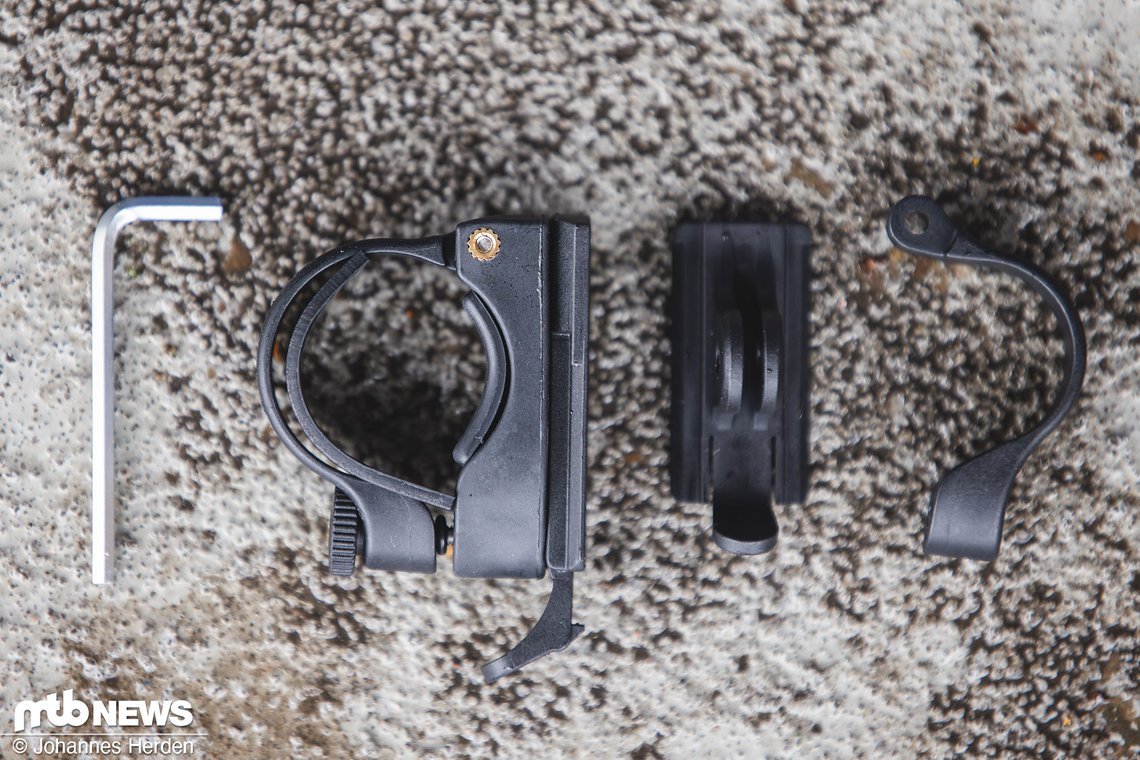 Alternativ liegt neben der Halterung für den Lenker auch eine GoPro Halterungsaufnahme bei, mit der es sich auch auf dem Helm, oder unter einem Radcomputer befestigen lässt.