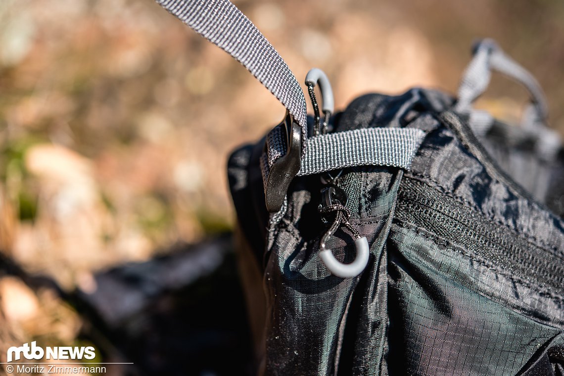 Über zwei Kompressionsriemen lässt sich die Tasche für einen straffen Sitz nah an den Körper bringen