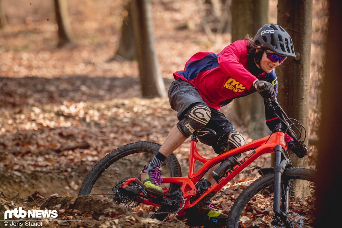 Am Trail bietet der Specialized 2FO 1.0 ordentlich Grip und dank weicherer Sohle im Vorfußbereich ordentlich Gefühl am Pedal.