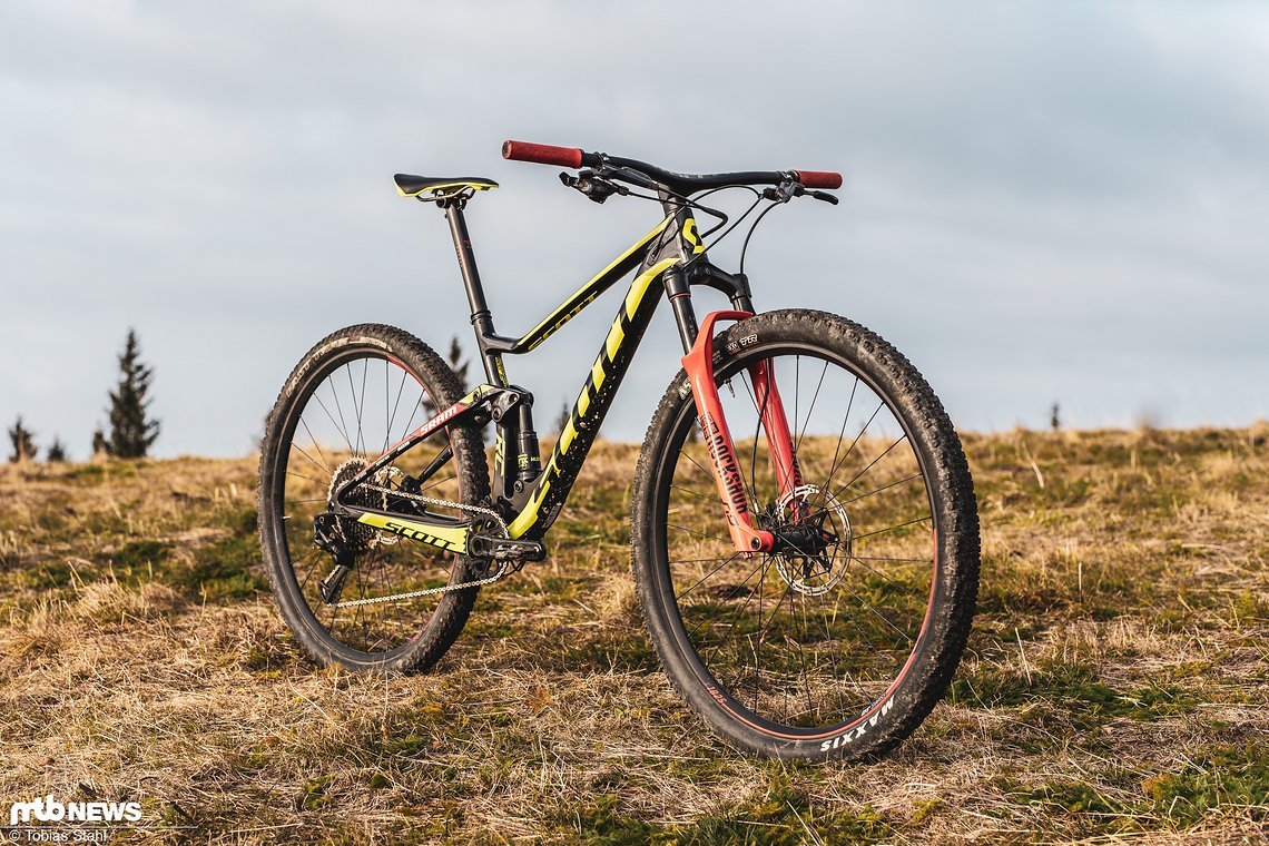 Wie aus einem Guss: Die hochpreisigen 2019er Modelle des Scott Spark RC sind serienmäßig mit dem leichten Syncros Fraser iC SL-Cockpit ausgestattet