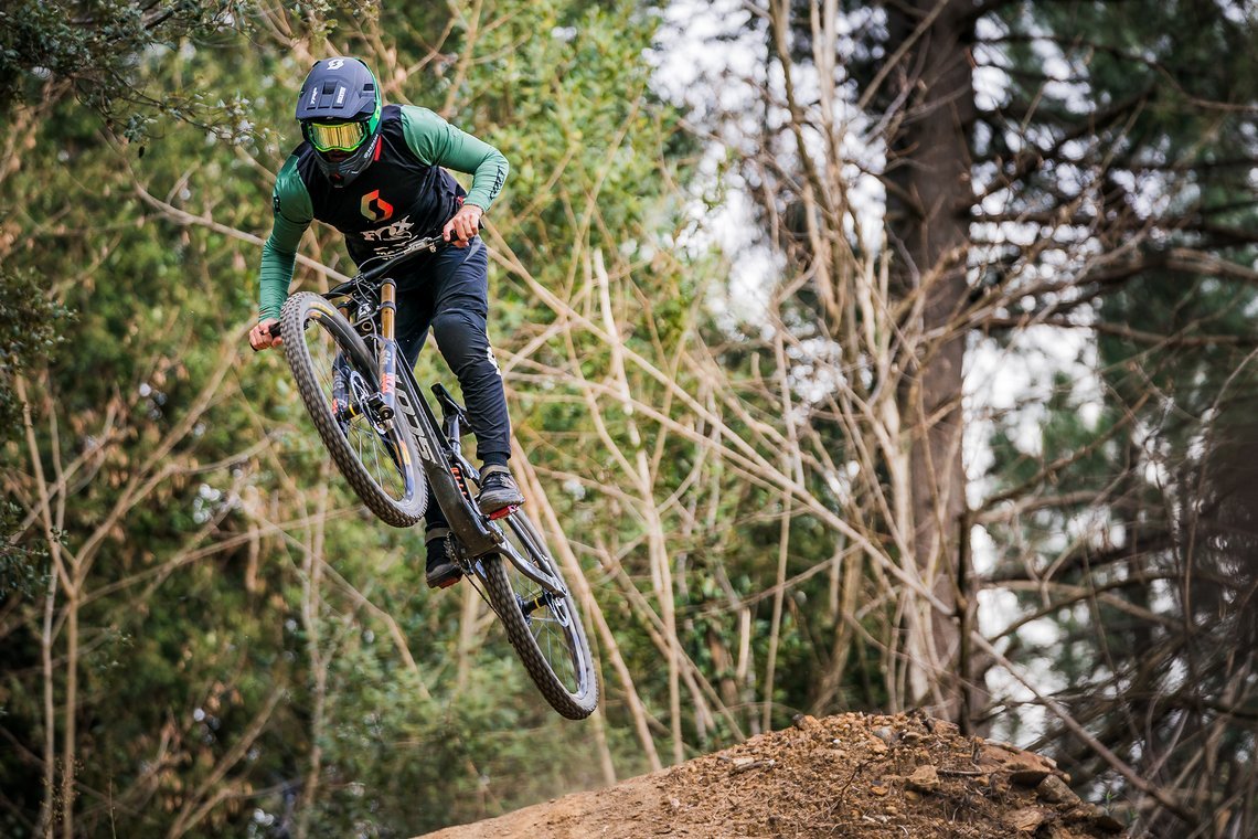 scott-sports-scott-dh-factory-bike-actionimage-2019-dean-lucas-DSC006095