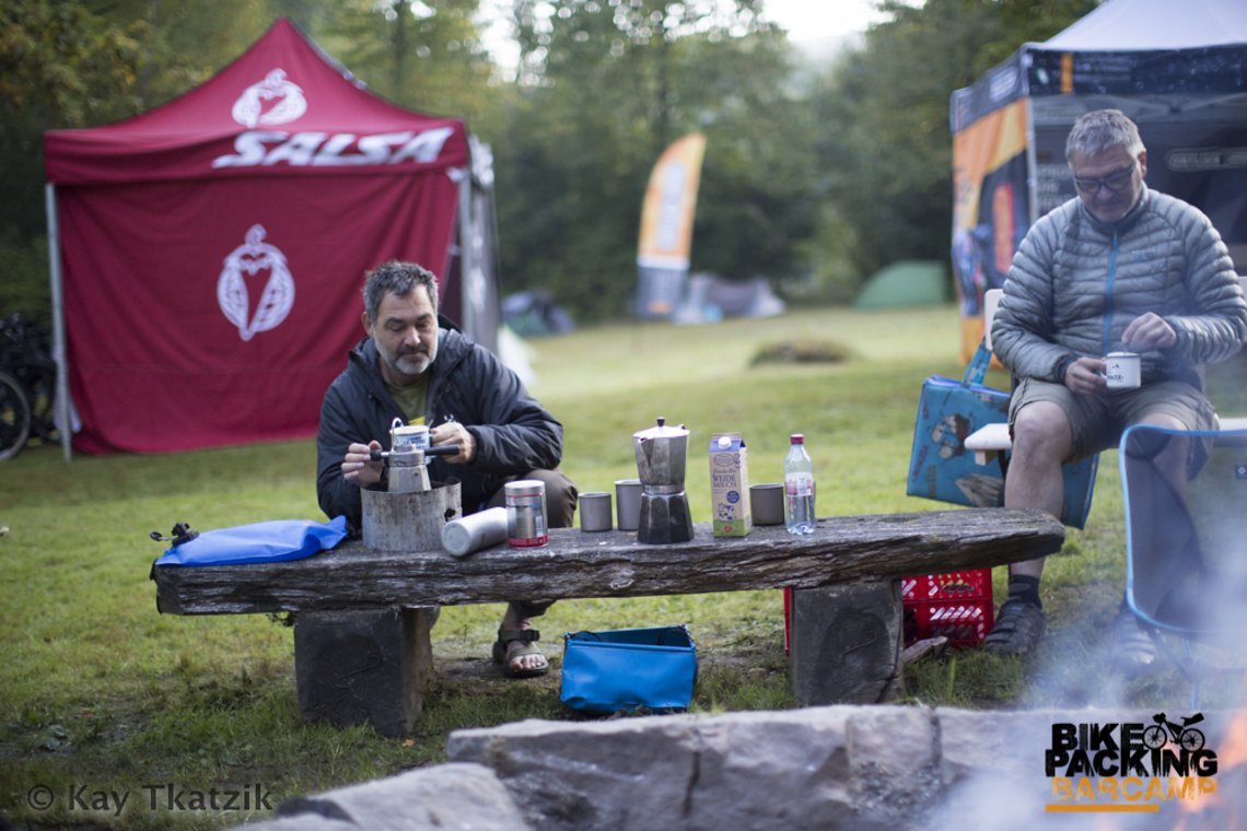 Chefbarista Falk sorgt für den Kaffee …