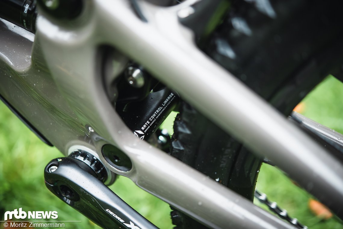 Will man das Druid als Mullet-Bike mit 27,5"-Hinterrad fahren, so muss der schwarze Link mit der Aufschrift "Rate Control Linkage" gegen den sogenannten Ziggy-Link ausgetauscht werden