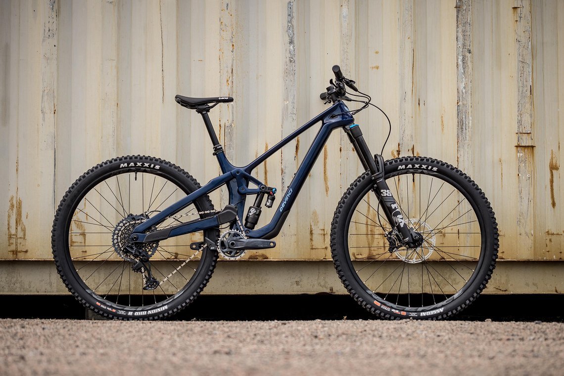 Neben "Skyscraper Grey" gibt es das Bike auch in der Farbe „Blue Secret“.