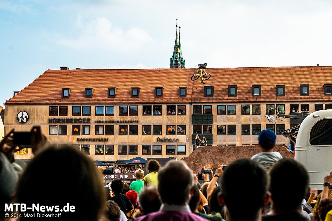 Nur wenige Sekunden später: der spontane zweite Versuch, dieses Mal perfekt in die Landung