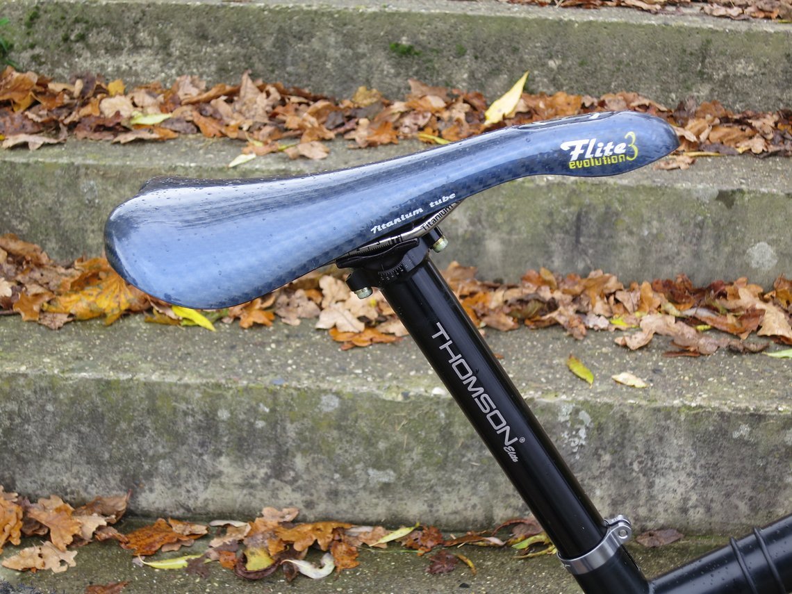 22 kg Gesamtgewicht, aber ein Flite 3 Carbon Sattel mit Titanstreben und eine Thomson Stütze sowie eine unter 6 g leichte Sattelklemme