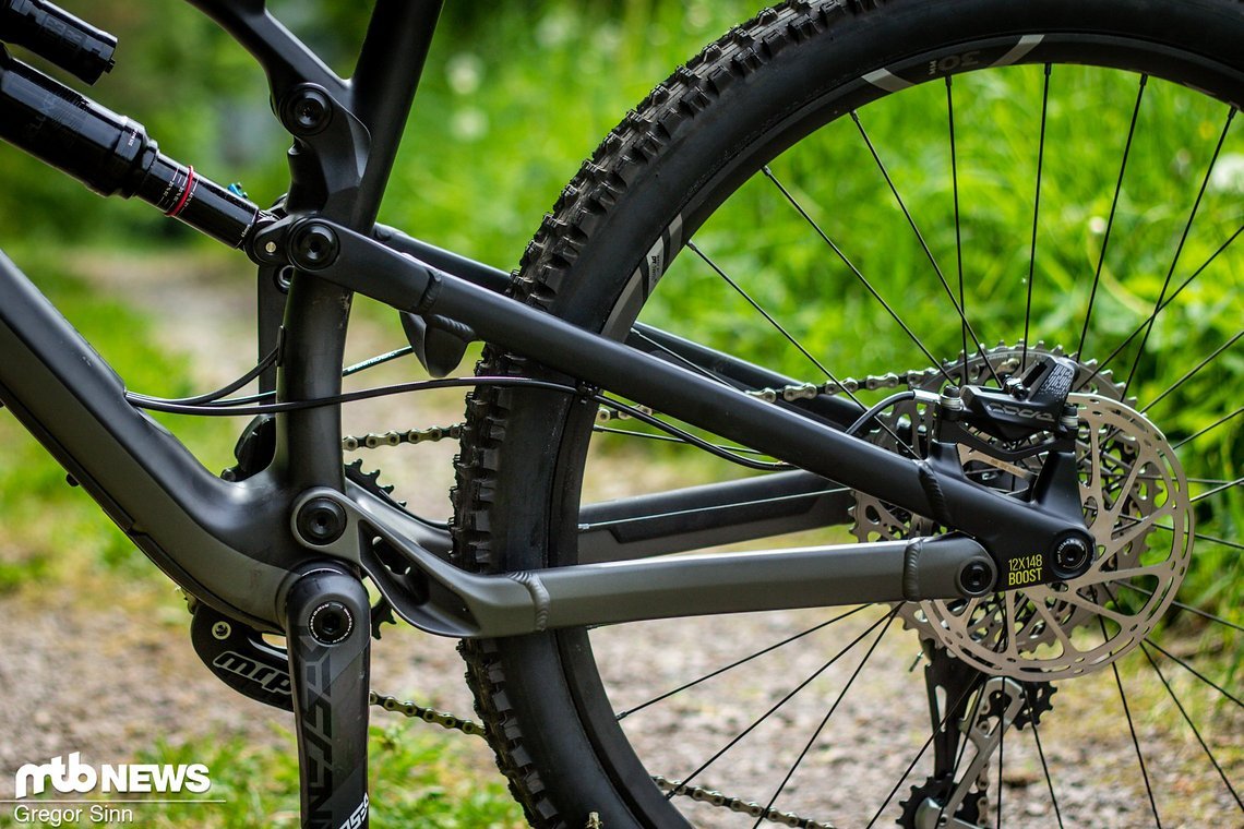 Der Hinterbau hingegen besteht aus Aluminium und setzt auf das altbekannte Viergelenker-System.