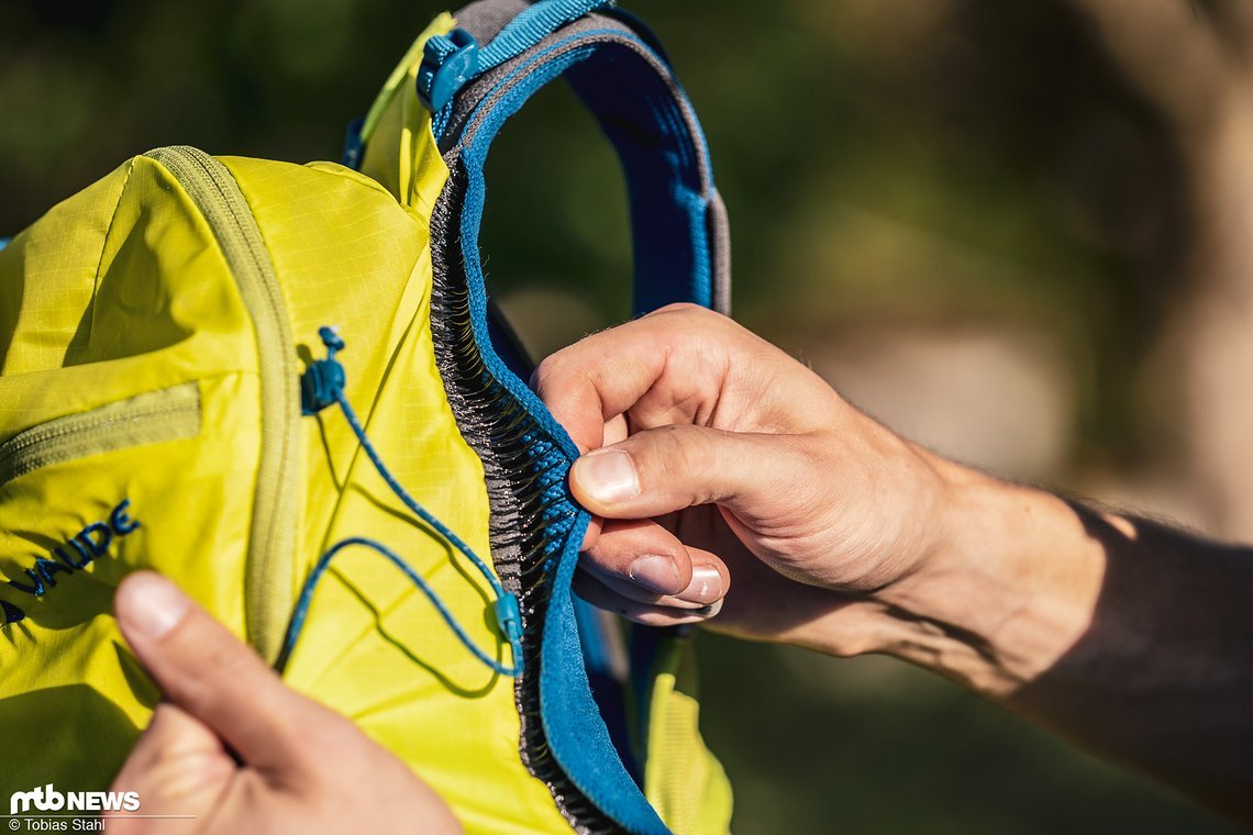 Das spezielle Strickverfahren sorgt dafür, dass Rückenteil und Schultergurte viel Volumen bieten und eine niedrige Dichte haben