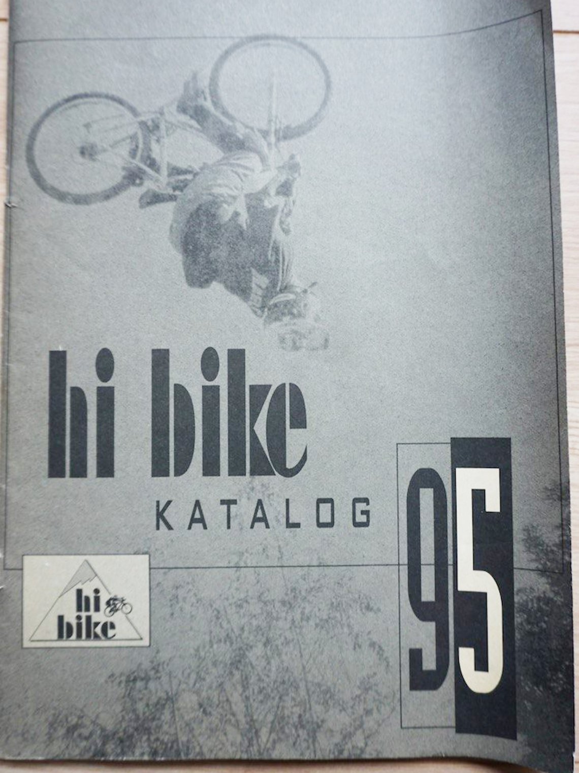 Im Jahr 1995 folgte der erste Hibike-Katalog, der zu den bestellten Produkten mitgeliefert wurde.