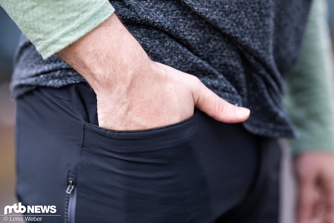 … sowie zwei Einstecktaschen bietet die Odlo-Hose reichlich Stauraum.