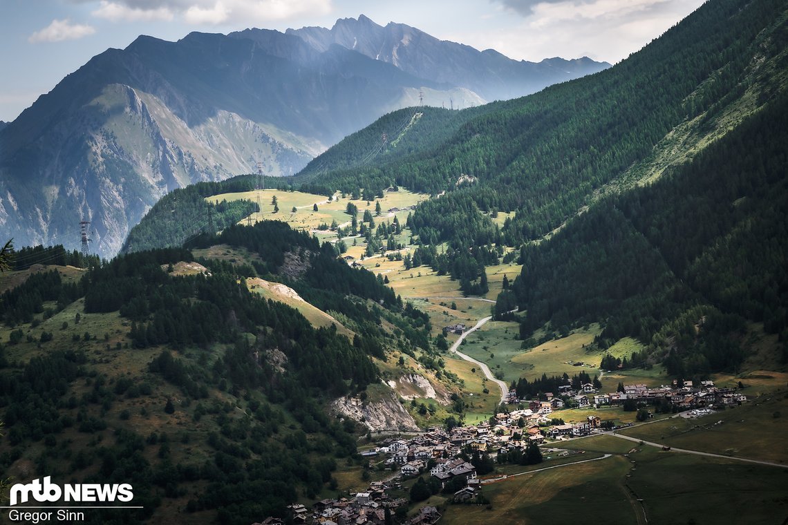 Zwischendurch hat man immer wieder eine tolle Aussicht auf La Thuile und die umliegenden Berge