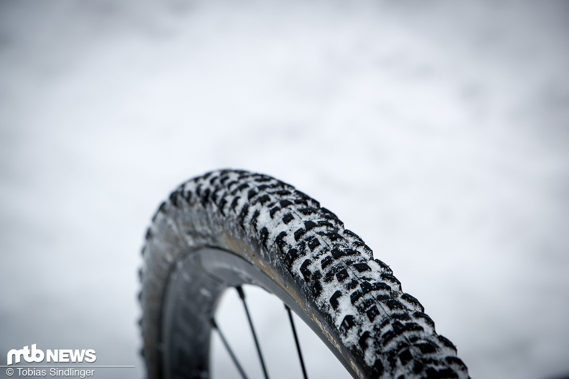 Cyclocross-Reifen sind hingegen stärker profiliert und oft schmale Kopien von Mountainbike-Reifen