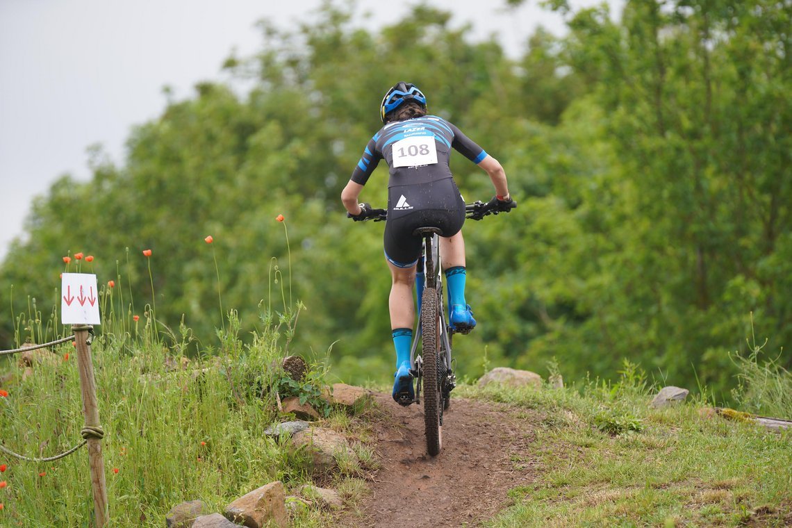 Drei Pfeile nach unten bedeuten, dass gleich der spaßige Downhill folgt