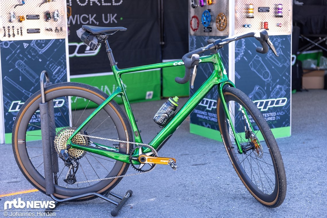 Die Hope-Handschrift erkennt man sofort - Dieses bildschöne Cervélo Racebike kommt mit passenden Hope-Anbauteilen und im klassischen Hope-Grün.