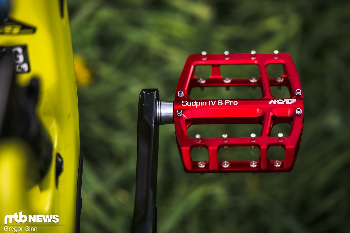 Die NC-17 Sudpin Pedale sorgen für den nötigen Grip auf ruppigen Enduro-Tracks.
