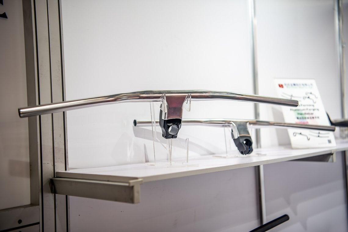 Das einteilige Cockpits aktuell immer mehr in Mode kommen, ist kein Geheimnis. Dass es diese allerdings auch aus Aluminium und nicht nur aus Carbon gibt, war mir neu.