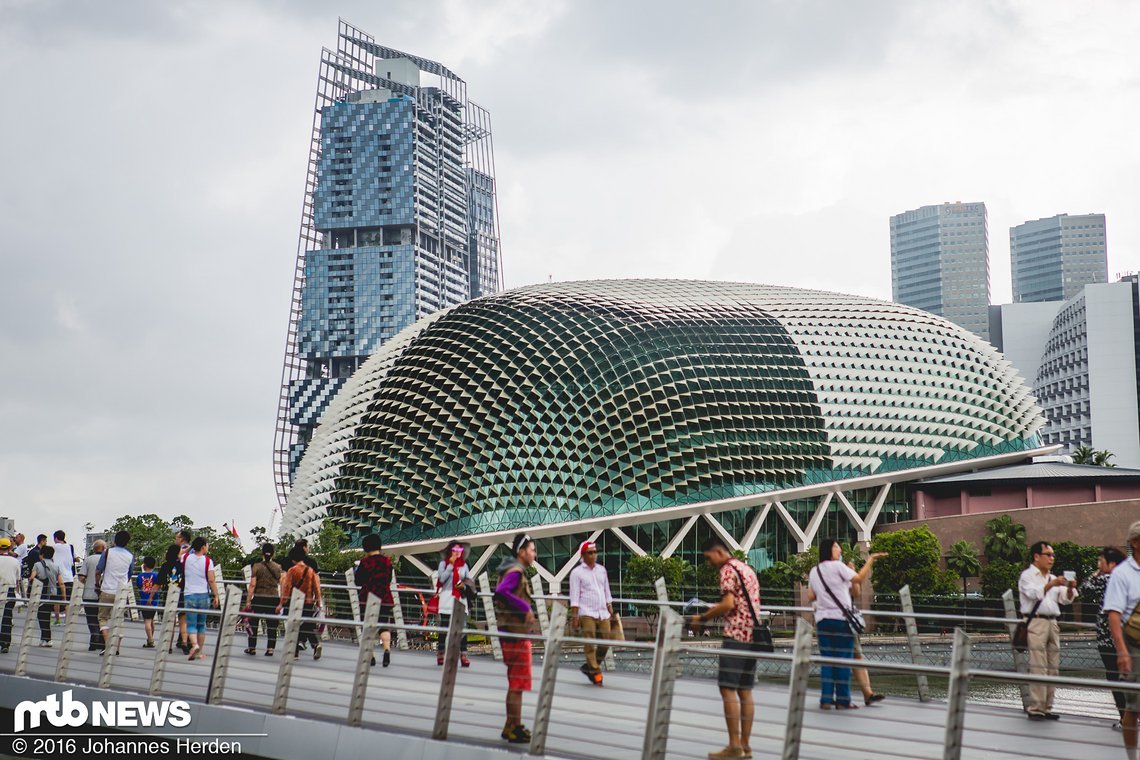 Die "Esplanade" Theaterhalle in Form der Durian - der sehr speziell schmeckenden und riechenden "Nationalfrucht" Singapurs