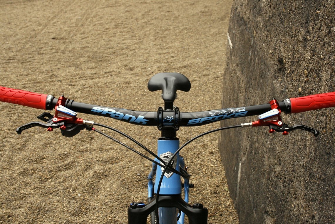 Das Cockpit bestehend aus Spank Spike, Ergon GE1 Slim Griffen und ...
