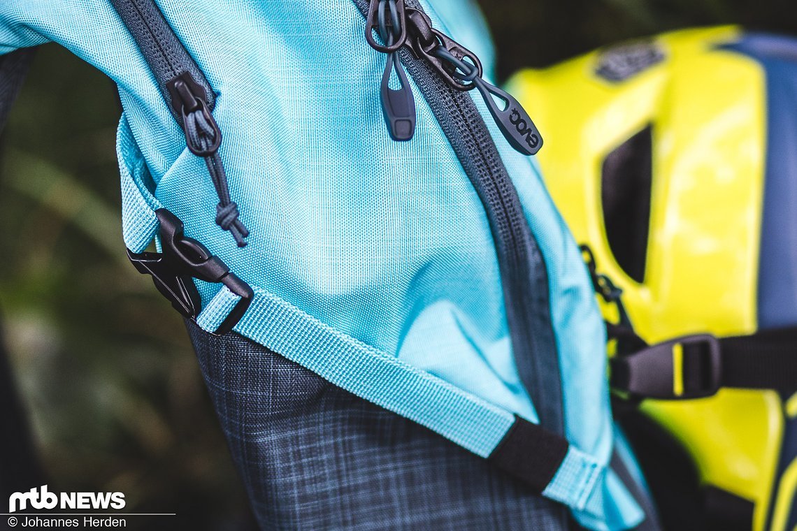 Mit diesen Gurten lässt sich der große Rucksack etwas komprimieren