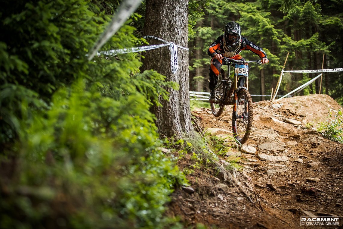 Wir sind direkt ins kalte Wasser gesprungen und haben das Cube Two15 29" beim iXS Downhill Cup auf der extrem schnellen und ruppigen Strecke am Klinovec das erste Mal ausprobiert.