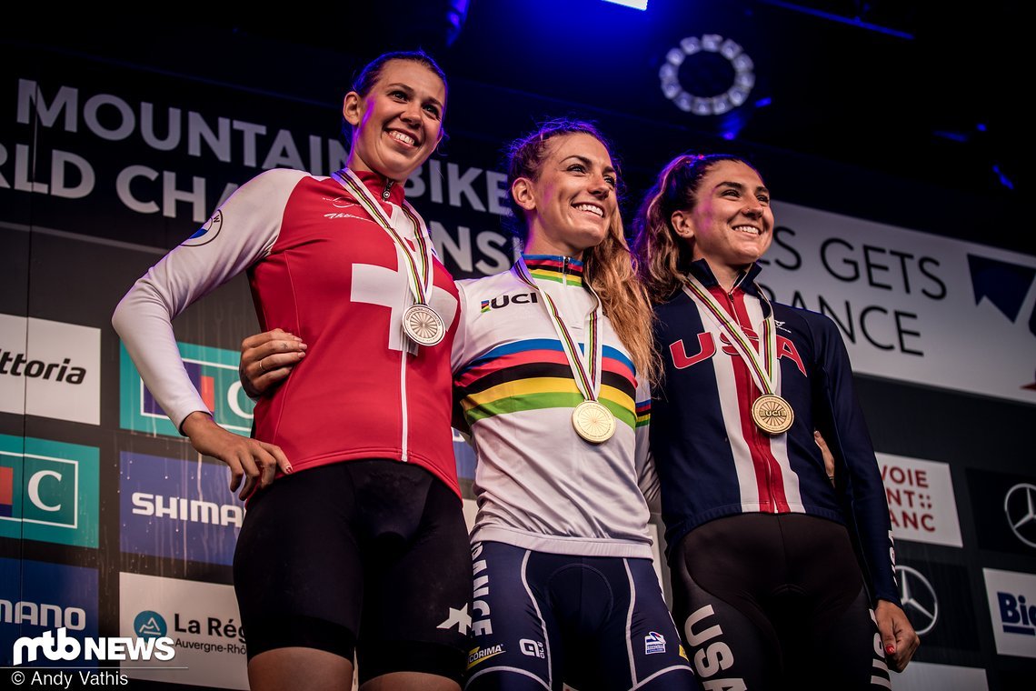 Pauline Ferrand-Prévot sichert sich das Regenbogentrikot, Silber und Bronze gingen an Alessandra Keller und Gwendalyn Gibson.