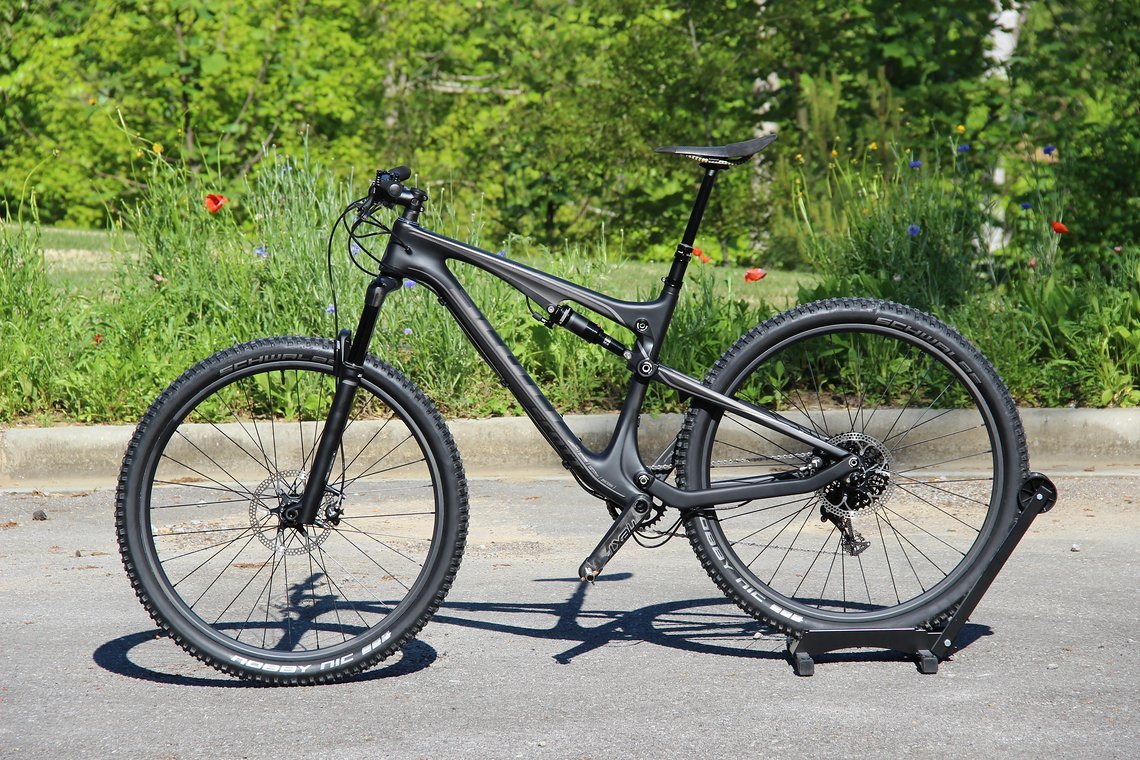 Das Rad bietet an Front und Heck 130 mm Federweg und rollt auf 29" Laufrädern