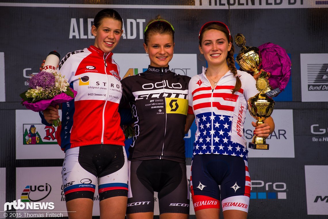 Die glücklichen Damen auf dem Podium - Alessandra Keller, Jenny Rissveds und Kate Courtney.