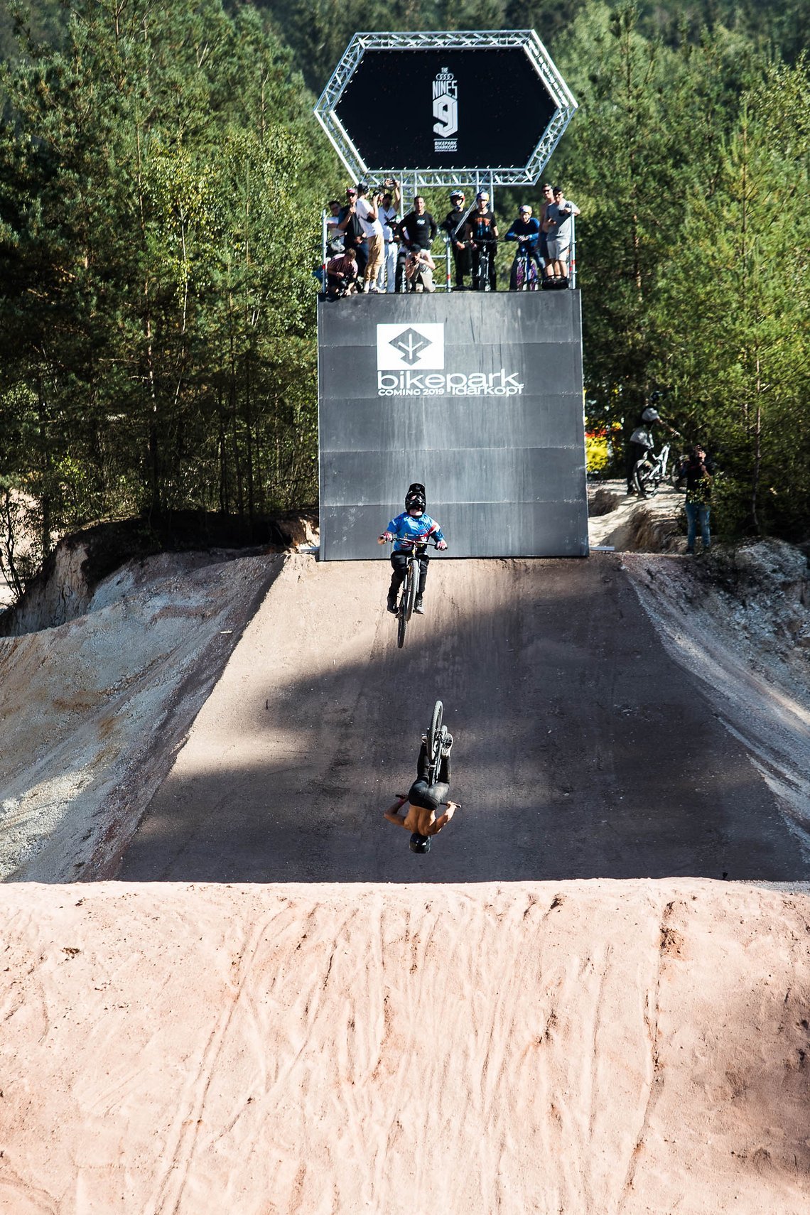 Backflip Train von Nicholi Rogatkin und Daniel Ruso auf dem separaten Trick Jump