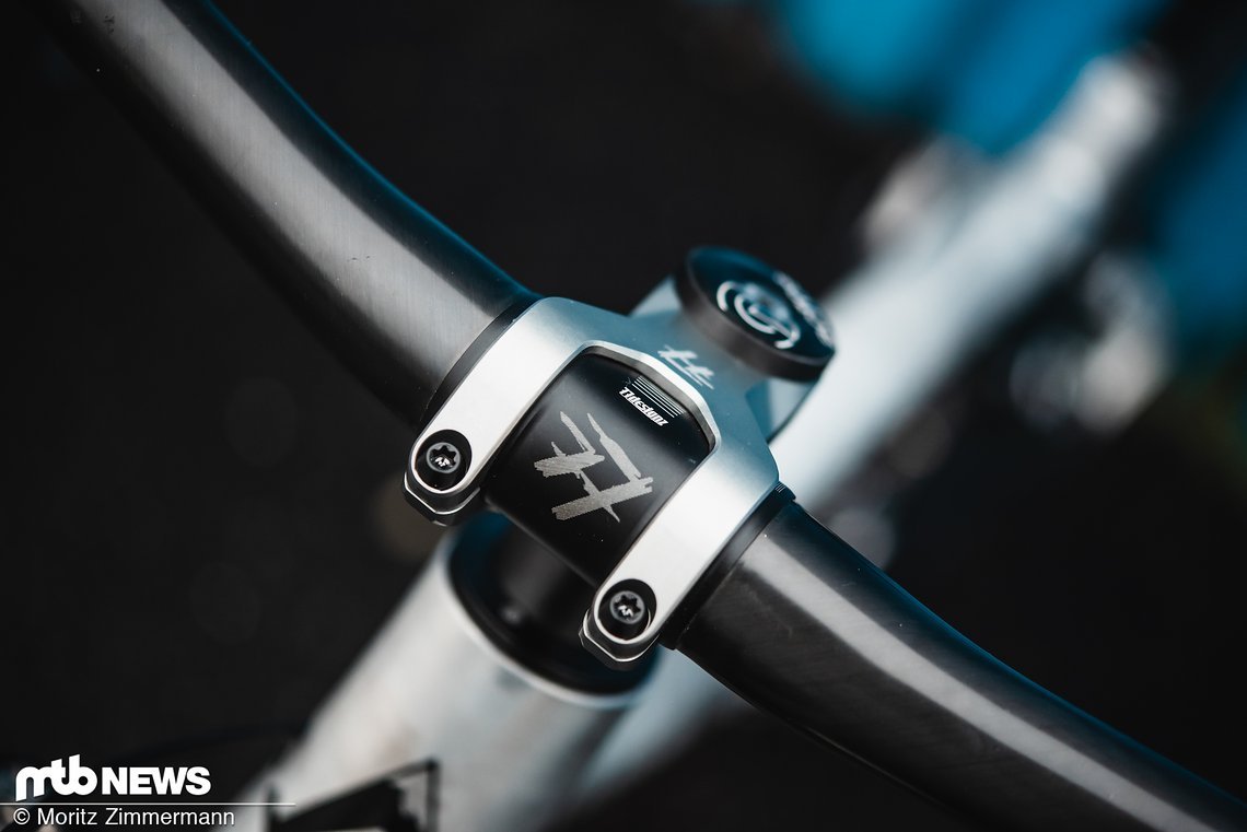 Am Cockpit finden sich natürlich die edlen 77Designz-Komponenten wieder.