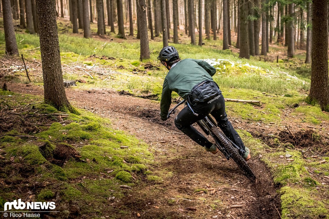 Auch mit 1,5 l Wasser in der Blase und allen nötigen Utensilien wackelt der Decathlon-Hipbag kaum