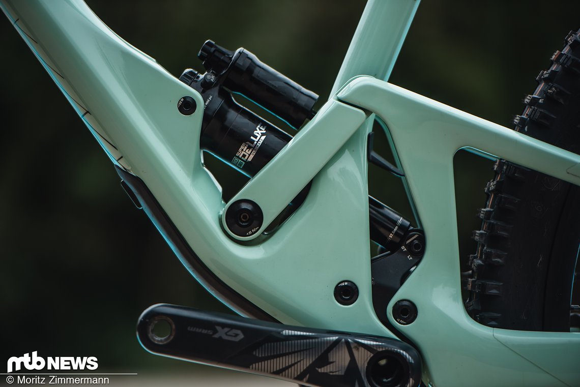 Am Heck hat man je nach Variante die Wahl zwischen RockShox und Fox.