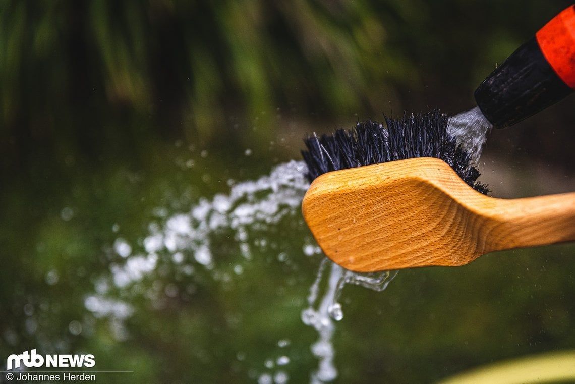 … dann Wasser auf die Bürste.