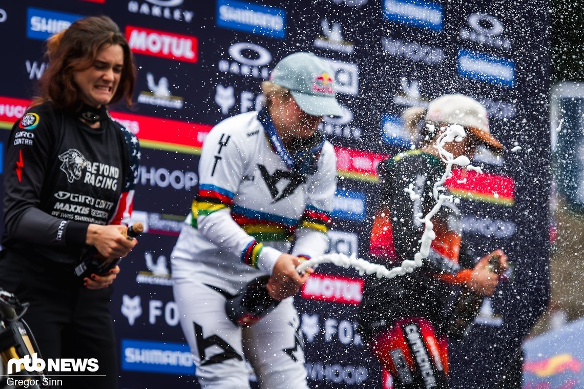 🍾