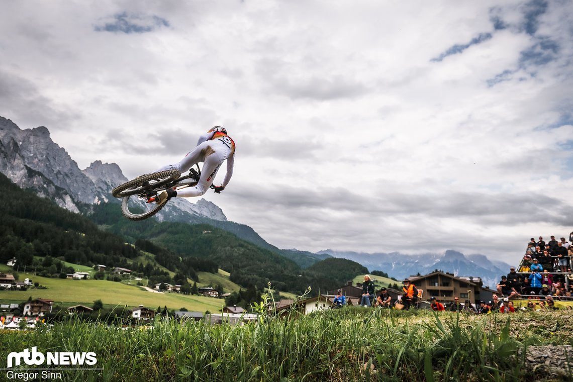 Super schnell fahren, dann noch in den Wallride gappen und ein fetter Whip auf dem Zielsprung