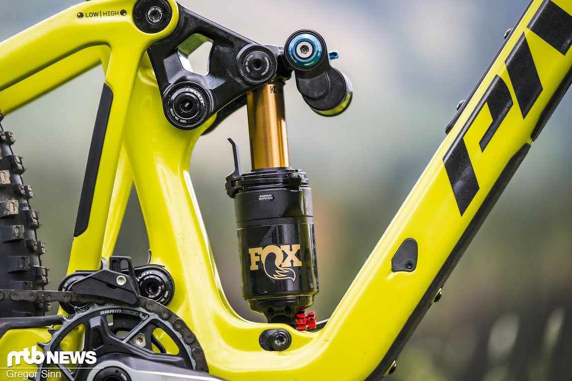 Der DW-Link-Hinterbau wird von einem neuen Fox Float X2-Dämpfer kontrolliert.