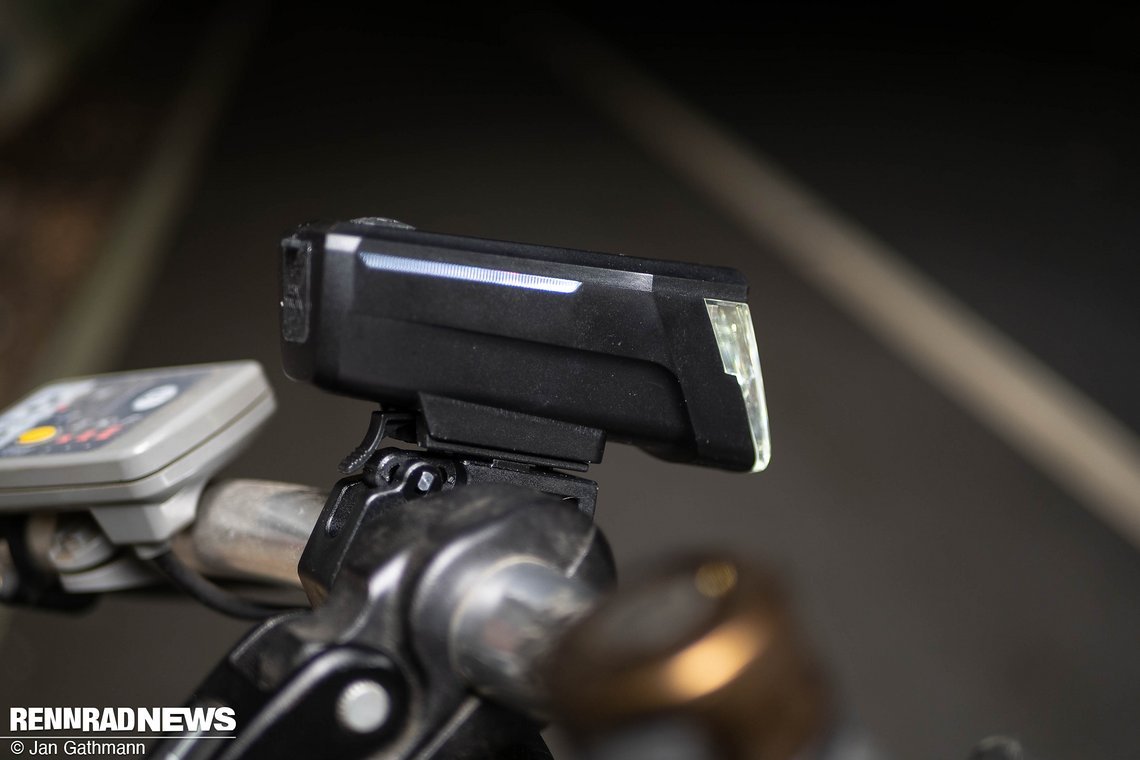 Das Ride + Go Premium LED Lampenset beinhaltet einen 100 LUX starken Scheinwerfer.