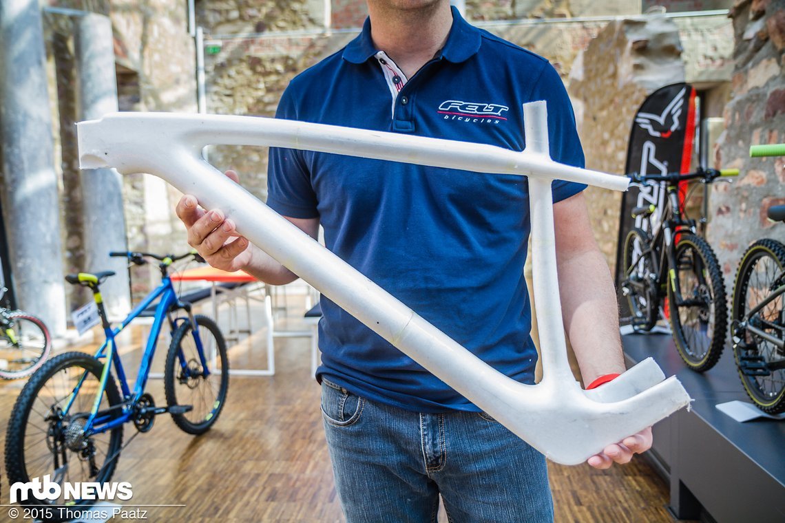 Hollow Eps Core - wird nur bei den High End bikes der FRD-Serie genutzt. Seit 4 Jahren arbeitet man bei Felt mit diesem Prozess - je einzelnem Rahmen wird ein Styroporkern verbraucht