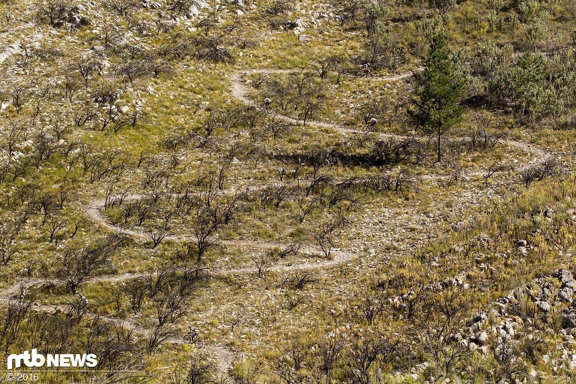 Spitzkehren führen den Berg hoch.
