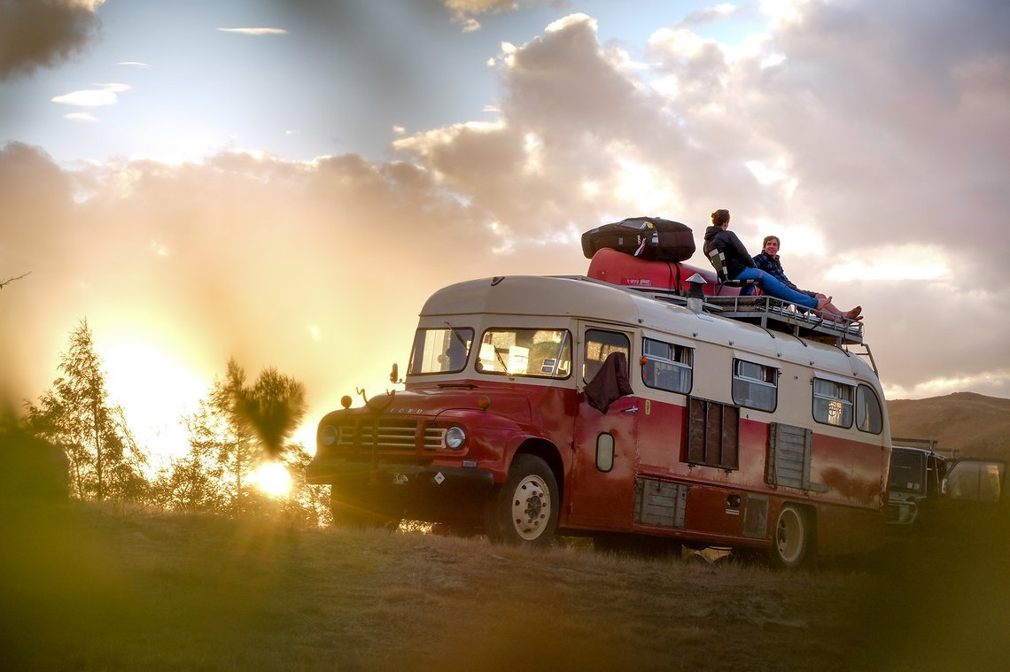 Jamie Nicolls Old School Bus inklusive Dachterrasse